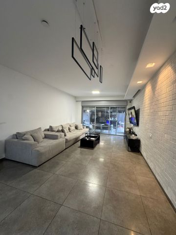 דירת גן, ישראל פולי פוליאקוב, קרית האמנים, מצליח, רמלה