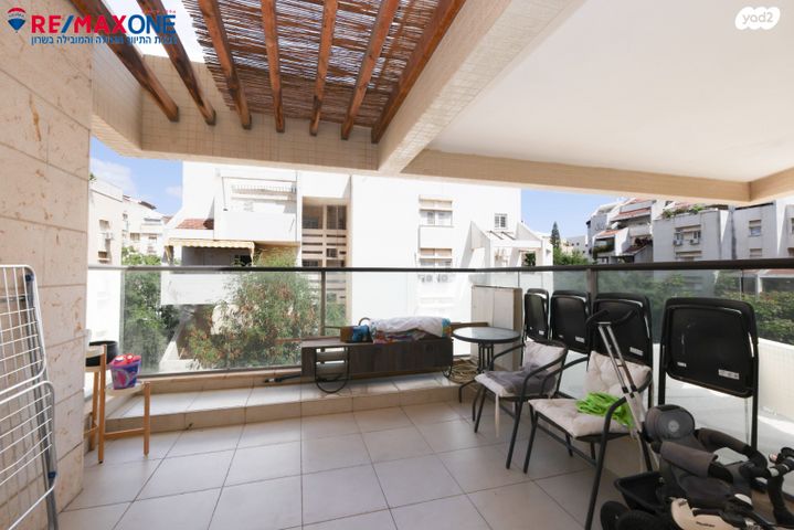 דירה, הפרחים, כפר סבא