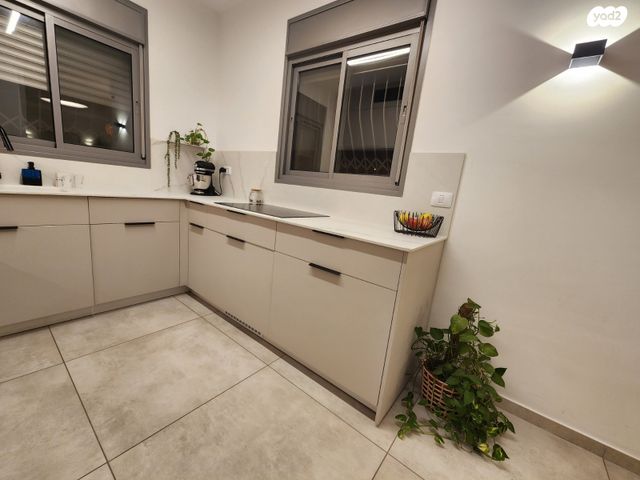 דירה, הרב ישעיהו משורר, פתח תקווה