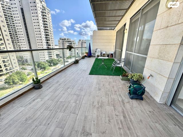 גג/ פנטהאוז, משה פריד, חצרות המושבה, רחובות