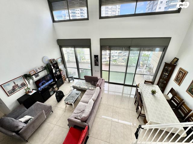 גג/ פנטהאוז, משה פריד, חצרות המושבה, רחובות