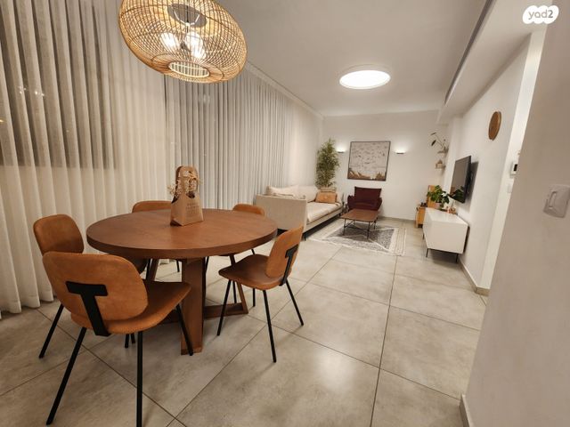 דירה, הרב ישעיהו משורר, פתח תקווה