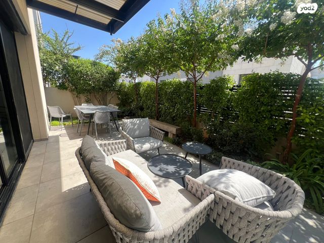 דו משפחתי, כוכב יאיר, כוכב יאיר / צור יגאל