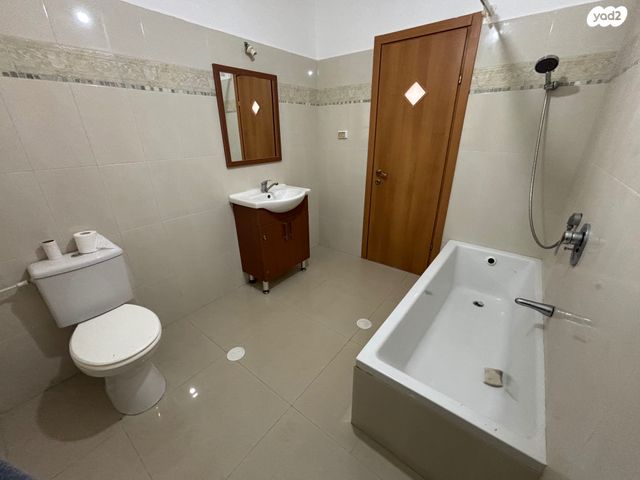 דו משפחתי, שניר, אלפי מנשה