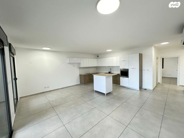 דירה, דרך אריק שרון 13, מעונות גאולה, חיפה