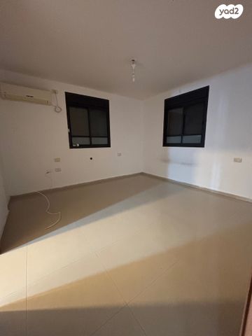 דו משפחתי, שניר, אלפי מנשה