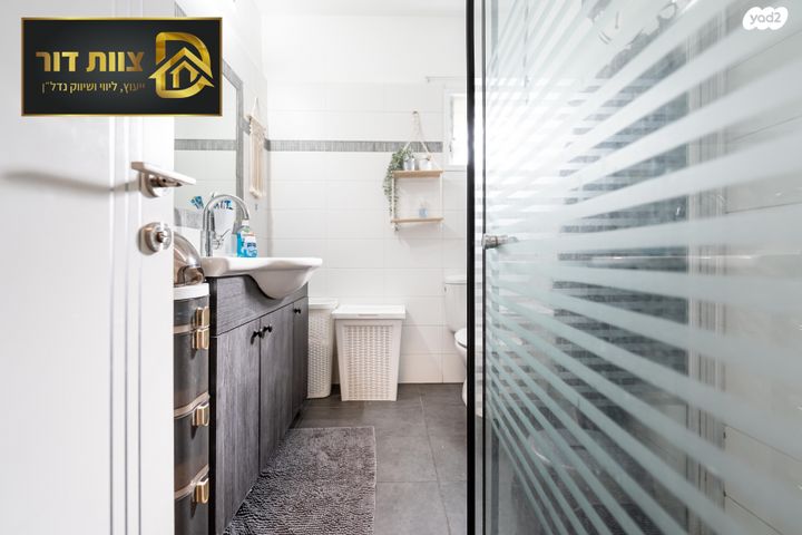 דו משפחתי, אלפי מנשה