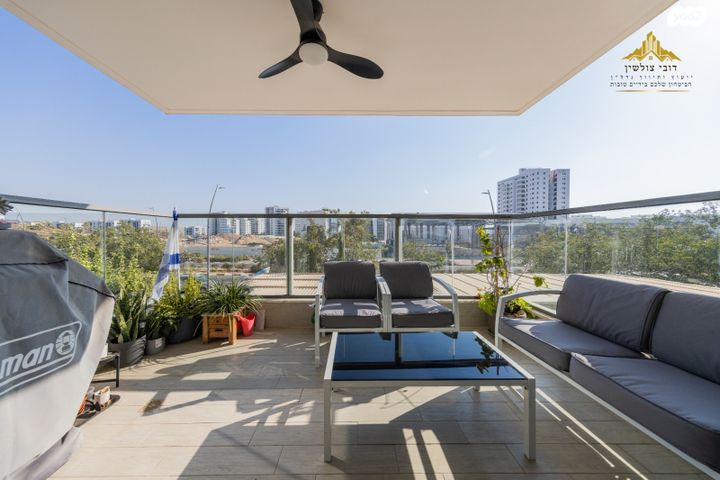 דירה, יונתן רטוש, פסגות אפק, ראש העין