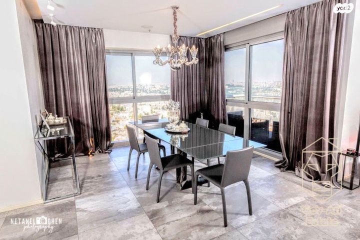 גג/ פנטהאוז, אברהם פררה, הולילנד, ירושלים