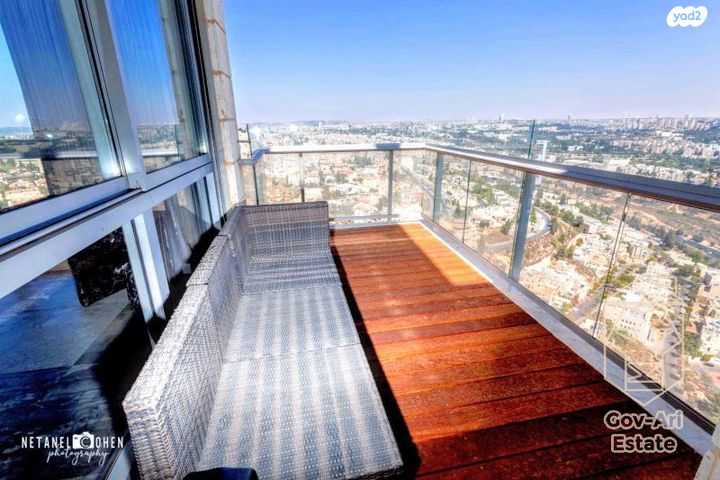 גג/ פנטהאוז, אברהם פררה, הולילנד, ירושלים