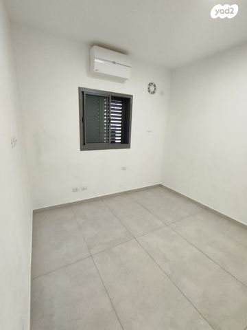 דירה, דרך אריק שרון 13, מעונות גאולה, חיפה