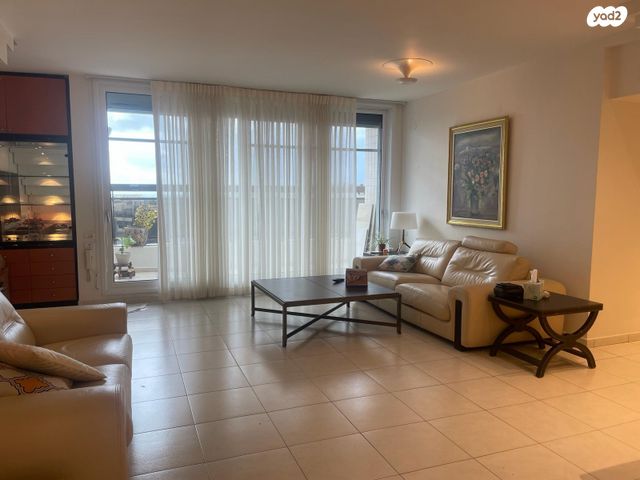 גג/ פנטהאוז, אורי צבי גרינברג, אזורי חן, גימל החדשה, תל אביב יפו