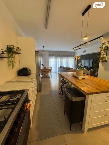 דירת גן, אהבת אדם, שרונה, כפר יונה