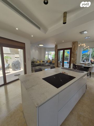 דו משפחתי, קיסריה