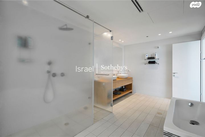 דירה, יוסף לפיד, גלי הים, נתניה