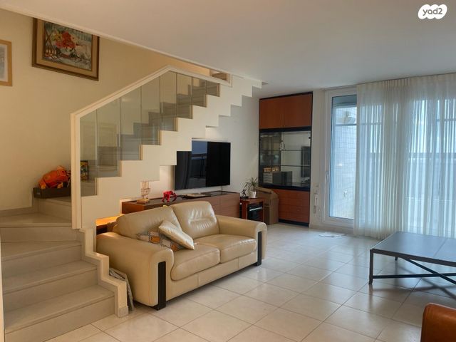 גג/ פנטהאוז, אורי צבי גרינברג, אזורי חן, גימל החדשה, תל אביב יפו