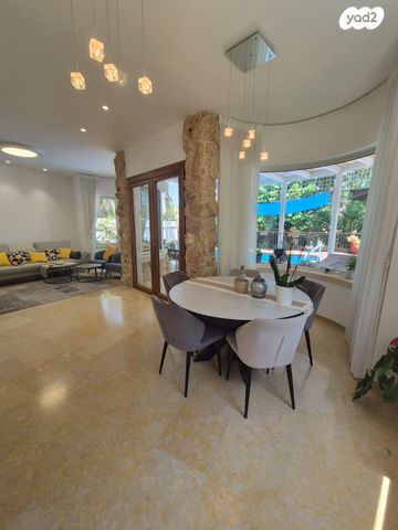 דו משפחתי, קיסריה