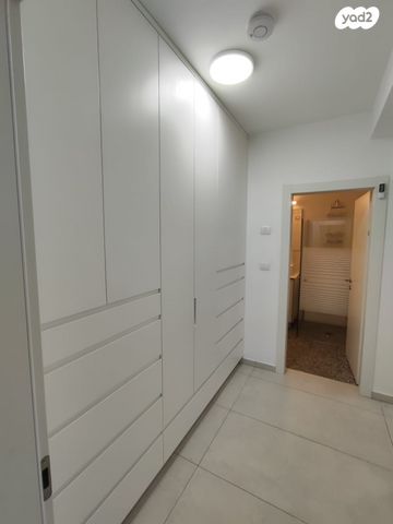 דירה, דרך אריק שרון 13, מעונות גאולה, חיפה