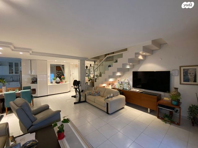 גג/ פנטהאוז, אורי צבי גרינברג, אזורי חן, גימל החדשה, תל אביב יפו