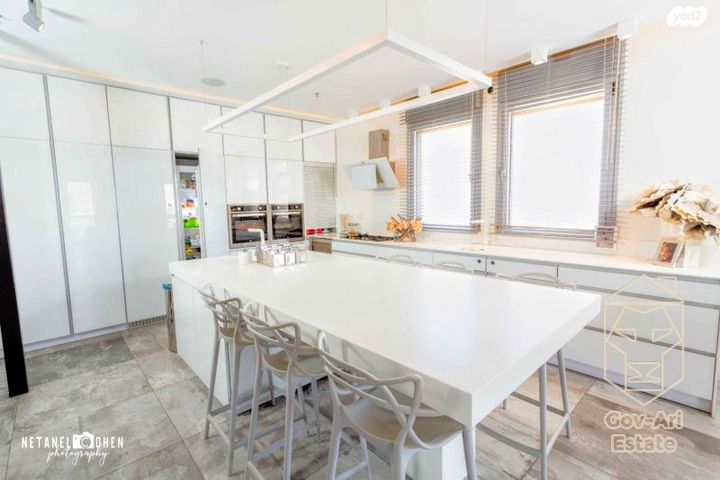 גג/ פנטהאוז, אברהם פררה, הולילנד, ירושלים