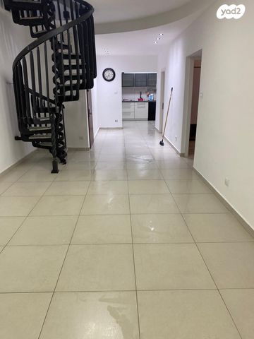 גג/ פנטהאוז, תרצ"ו, נאות רחל, חולון