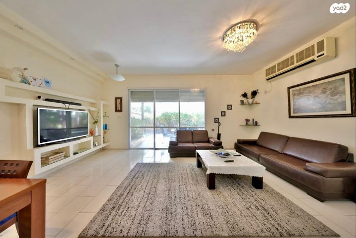 דו משפחתי, לח"י 15, הפרפר, קרית ביאליק