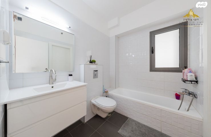 דירה, יונתן רטוש, פסגות אפק, ראש העין