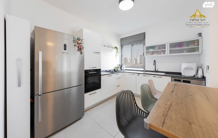 דירה, יונתן רטוש, פסגות אפק, ראש העין