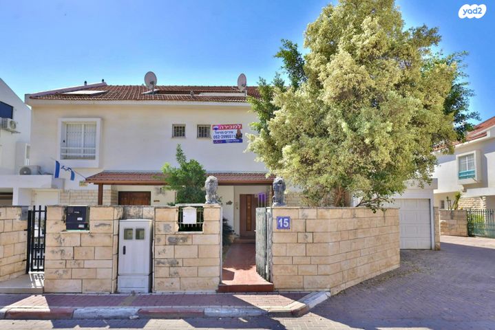 דו משפחתי, לח"י 15, הפרפר, קרית ביאליק