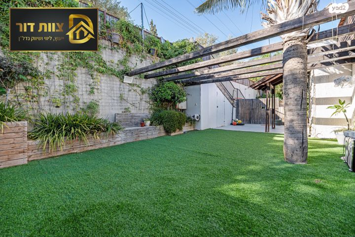 דו משפחתי, אלפי מנשה