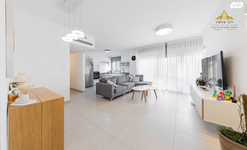 דירה, יונתן רטוש, פסגות אפק, ראש העין