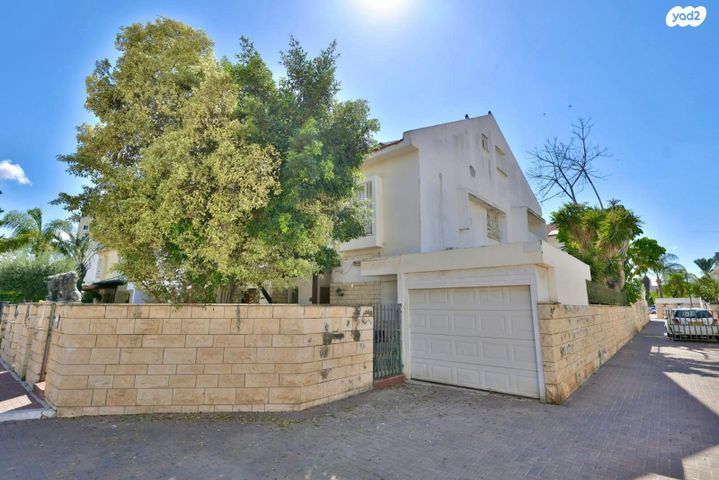 דו משפחתי, לח"י 15, הפרפר, קרית ביאליק