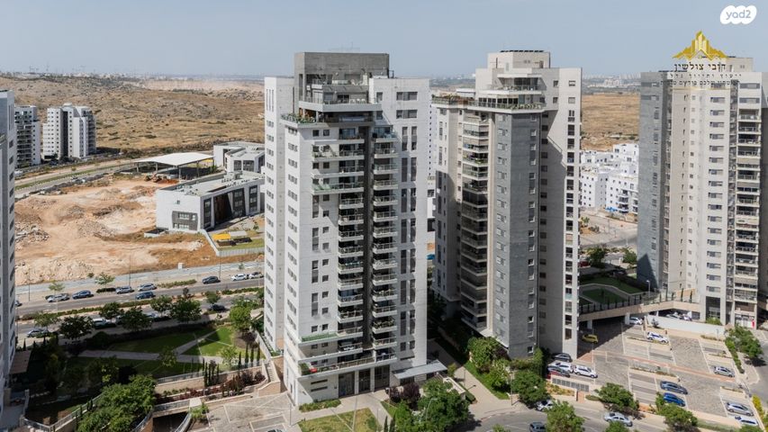 דירה, יונתן רטוש, פסגות אפק, ראש העין