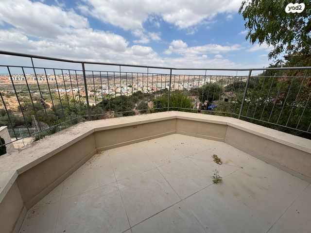 דו משפחתי, שניר, אלפי מנשה