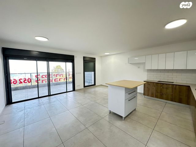 דירה, דרך אריק שרון 13, מעונות גאולה, חיפה