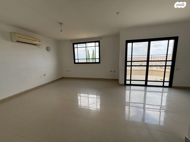 דו משפחתי, שניר, אלפי מנשה