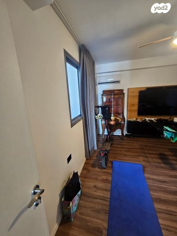 דירה, אריק איינשטיין, הרצליה ב', הרצליה