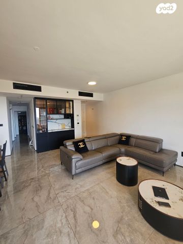 דירה, אריק איינשטיין, הרצליה ב', הרצליה