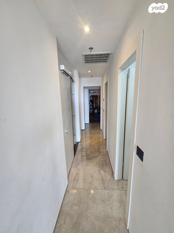 דירה, אריק איינשטיין, הרצליה ב', הרצליה