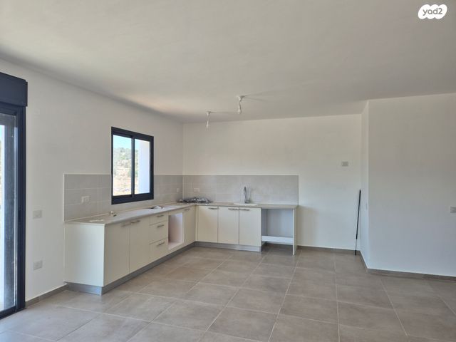 דירה, אלמוג, אריאל