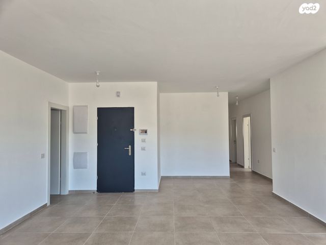 דירה, אלמוג, אריאל