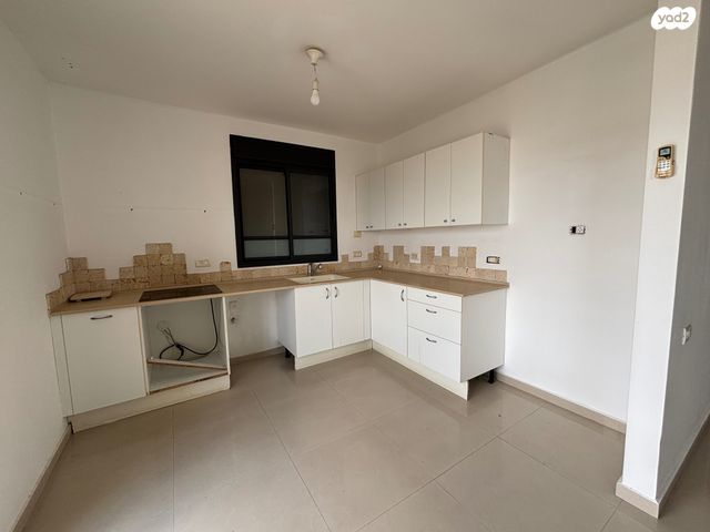 דו משפחתי, שניר, אלפי מנשה