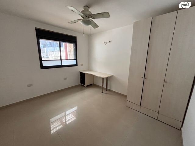 דו משפחתי, שניר, אלפי מנשה