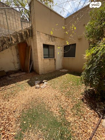 דו משפחתי, שניר, אלפי מנשה