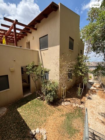 דו משפחתי, שניר, אלפי מנשה