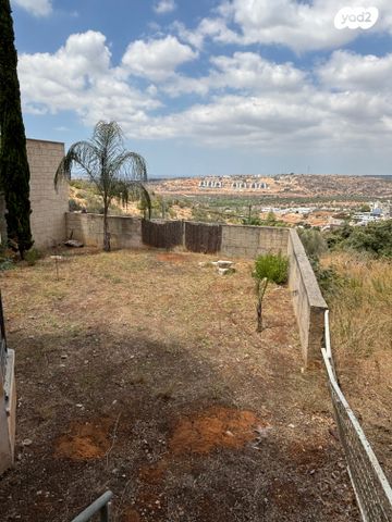 דו משפחתי, שניר, אלפי מנשה