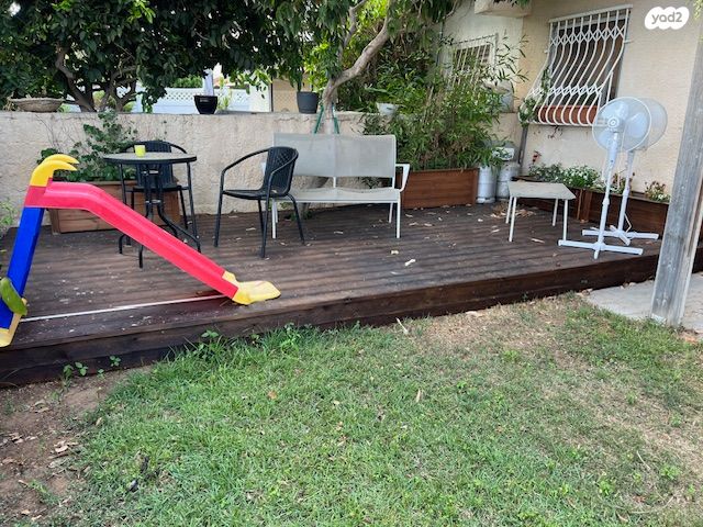 דו משפחתי, כוכב יאיר / צור יגאל