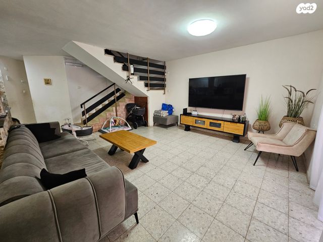 דו משפחתי, לשם, ערד