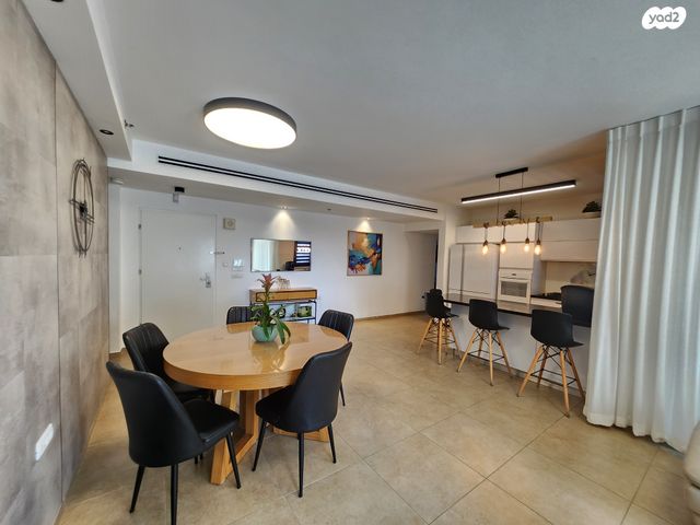 דירה, יונתן רטוש, פסגות אפק, ראש העין