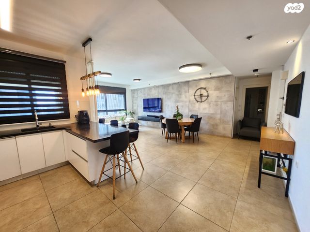 דירה, יונתן רטוש, פסגות אפק, ראש העין